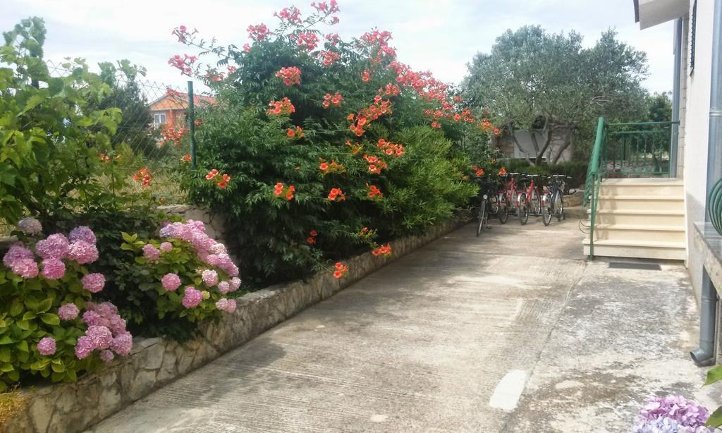 Apartments And Rooms Saric ยาดริยา ภายนอก รูปภาพ